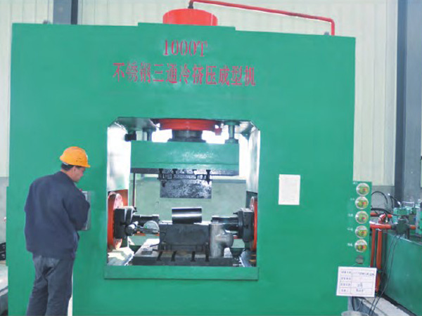 Stainless steel tee cold extrusion molding machine