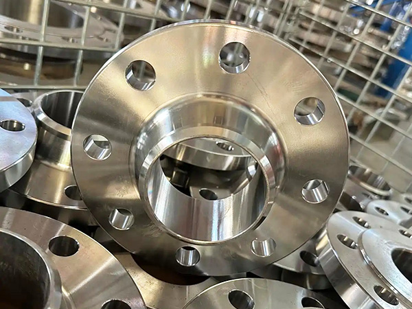 A flange is a critical disc-shaped pipe fitting used to connect pipes,valves,pumps,equipment and other components in a piping system,forming a detachable joint assembly.By bolting two flanges together with a gasket in between,it creates a t