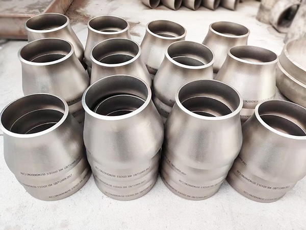 A pipe fitting reducer is an essential component in piping systems,specifically designed to connect two sections of pipes with different nominal diameters,enabling a smooth and efficient transition between larger and smaller pipe sizes.Unli